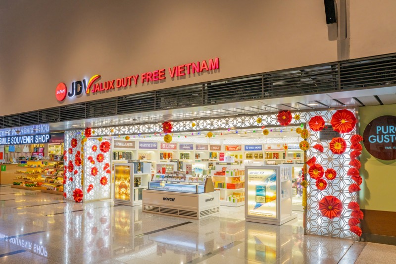 JALUX Duty Free Vietnam display wallbay and Gondola to develop brand image.